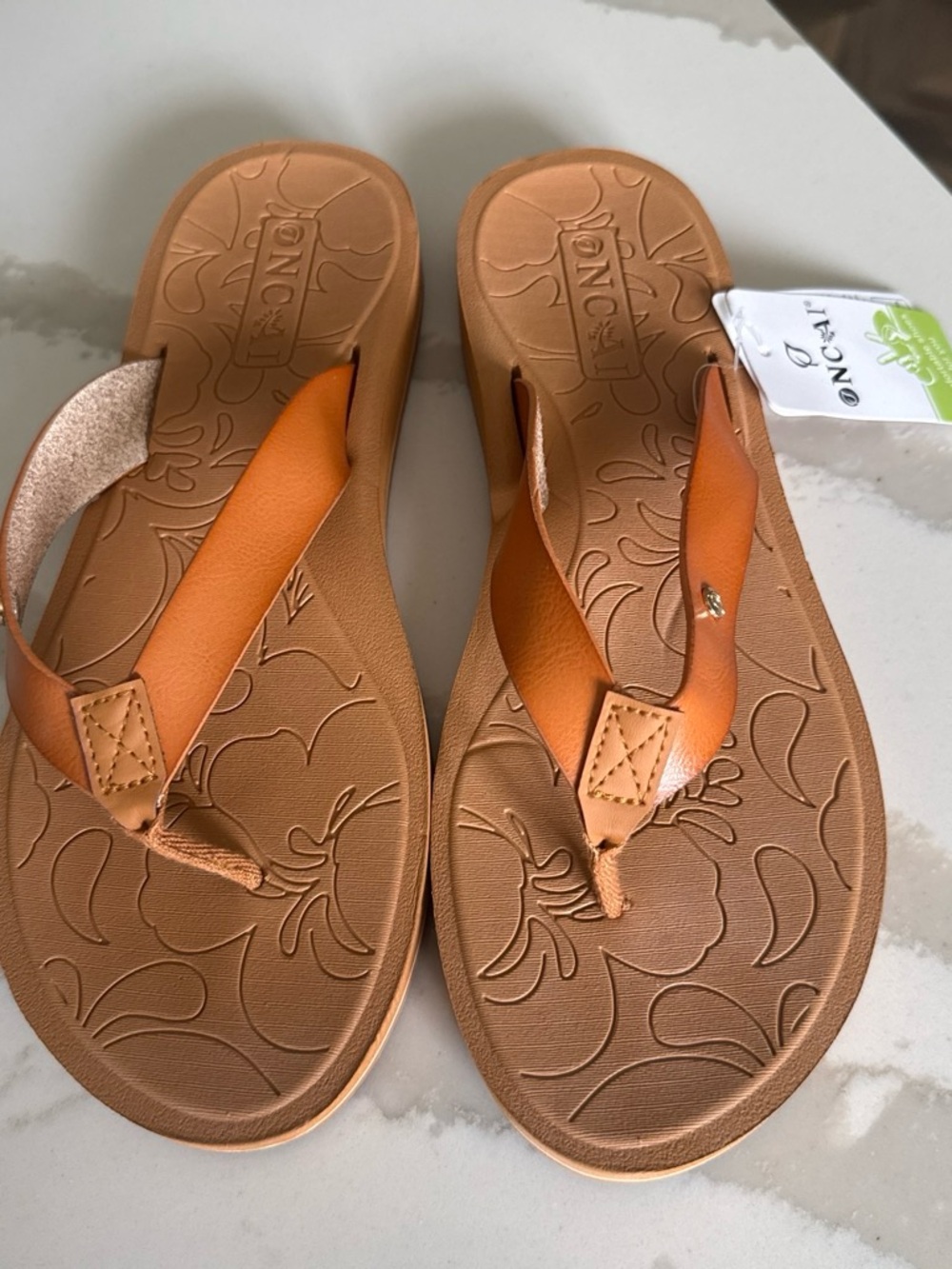Oncai NWT flip flops with Textured Footbed and Arch Support. Size 11 Women’s